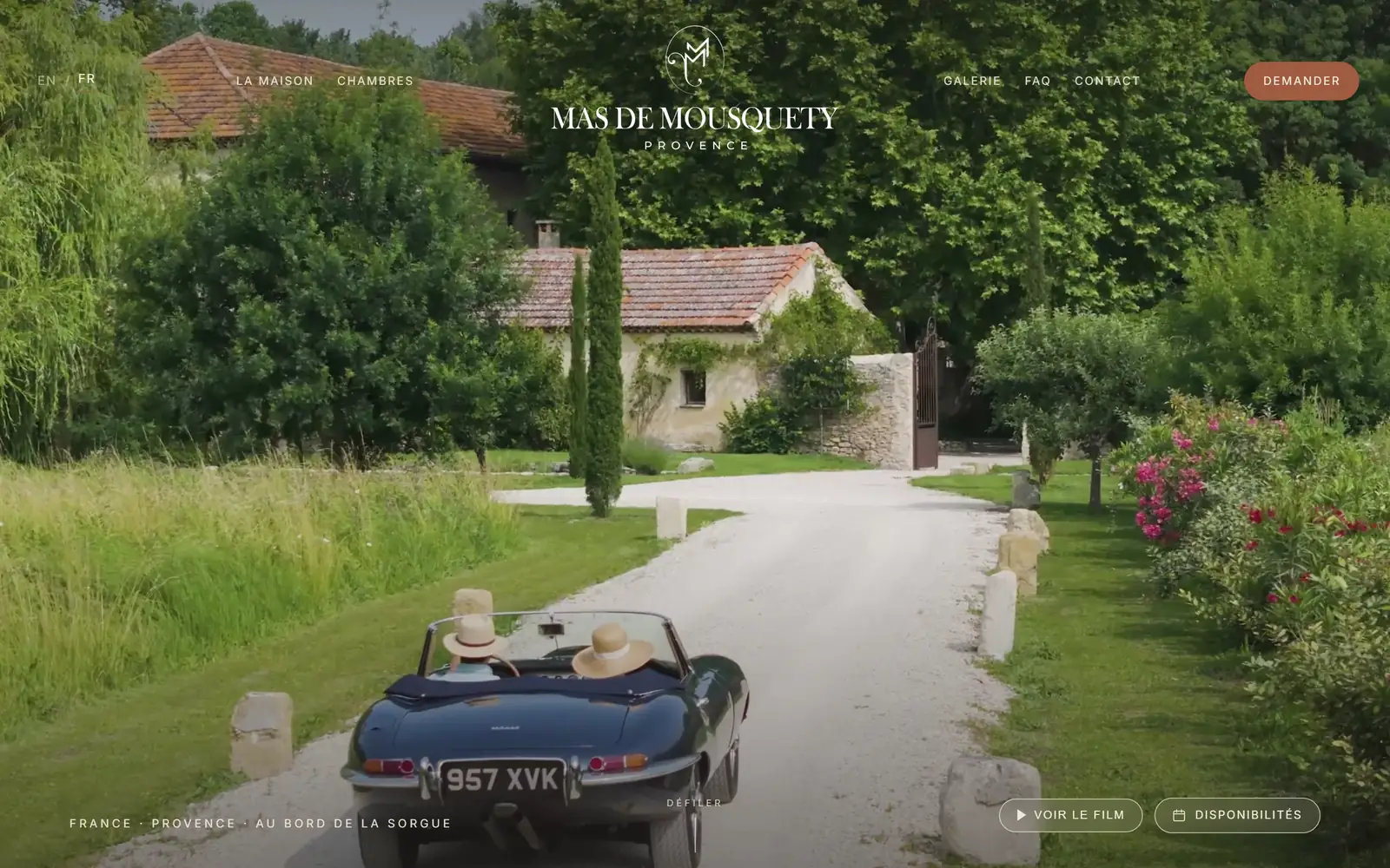 Page d’accueil du site du Mas de Mousquety, l’allée du mas et boutons « Voir le film » et « Disponibilités »